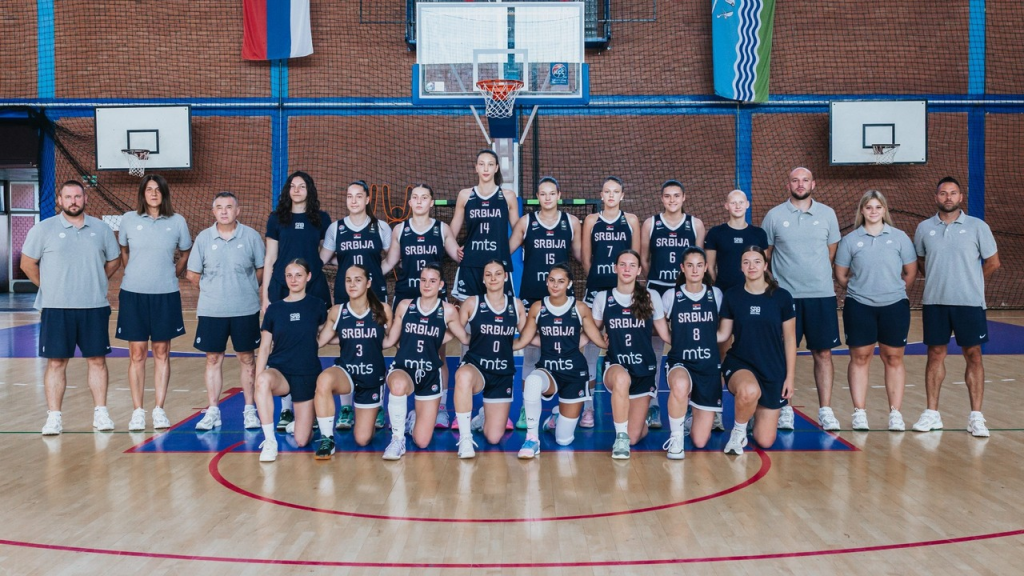 Mladi košarkaši Srbije i stručni štab poziraju u sportskoj hali