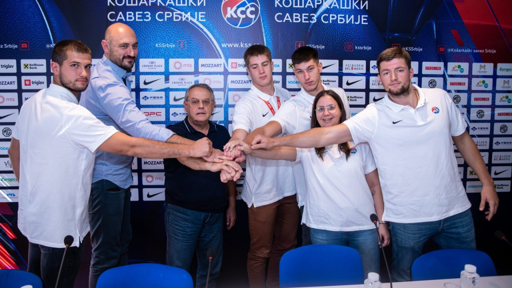Predstavnici srpskog basketa 3x3 spajaju ruke na konferenciji