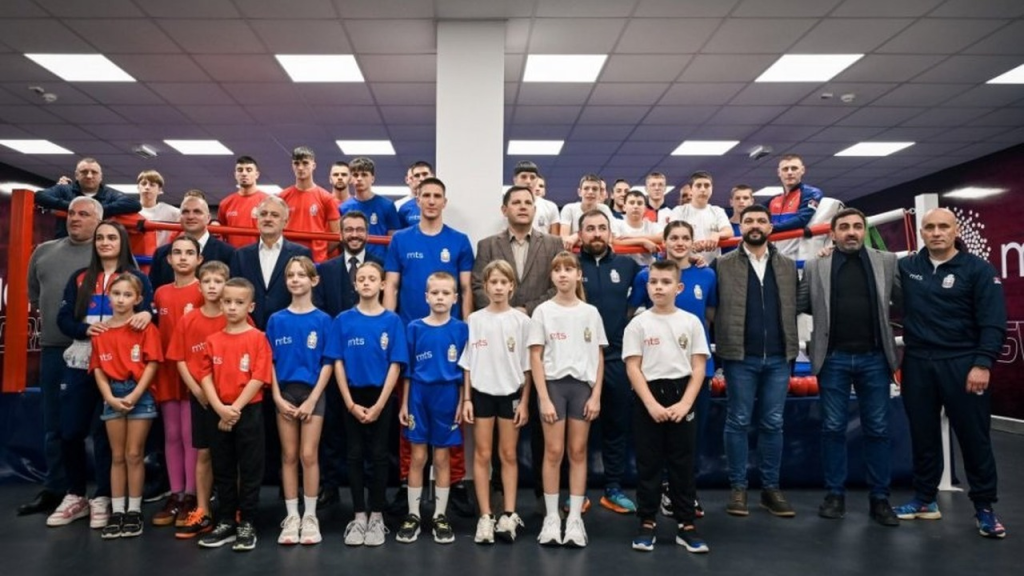 Mladi bokseri i zvaničnici poziraju u bokserskom centru u Loznici