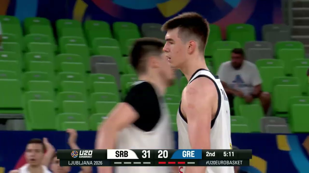 Košarkaš Srbije se vraća u odbranu tokom pobede nad Grčkom.