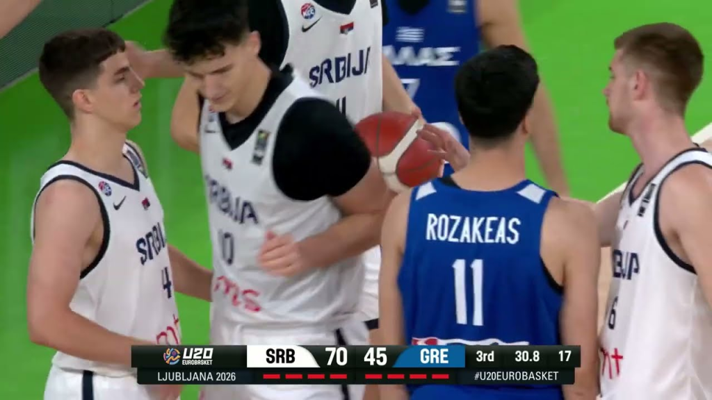 Igrači Srbije i Grčke na terenu tokom četvrtfinala u Ljubljani.