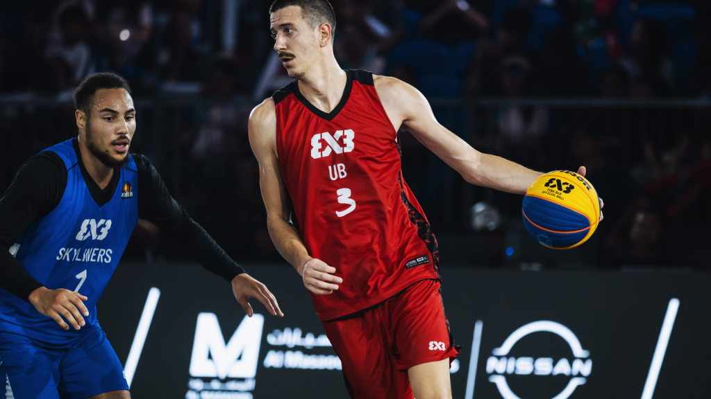 Igrač Uba u crvenom dresu tokom FIBA 3x3 akcije