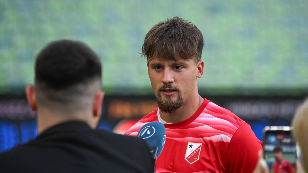 Igrač Vojvodine trenira u crveno-beloj klupskoj opremi