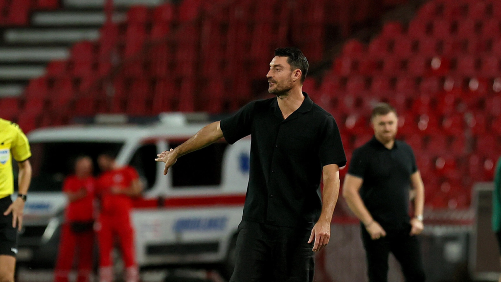 Trener Crvene zvezde daje uputstva pored terena