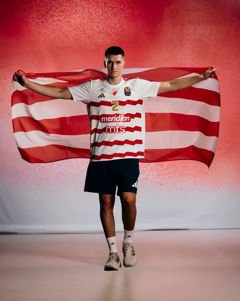 Dodatna fotografija: Crvena zvezda predstavlja novu košarkašku majicu za zagrevanje za sezonu 2026/27