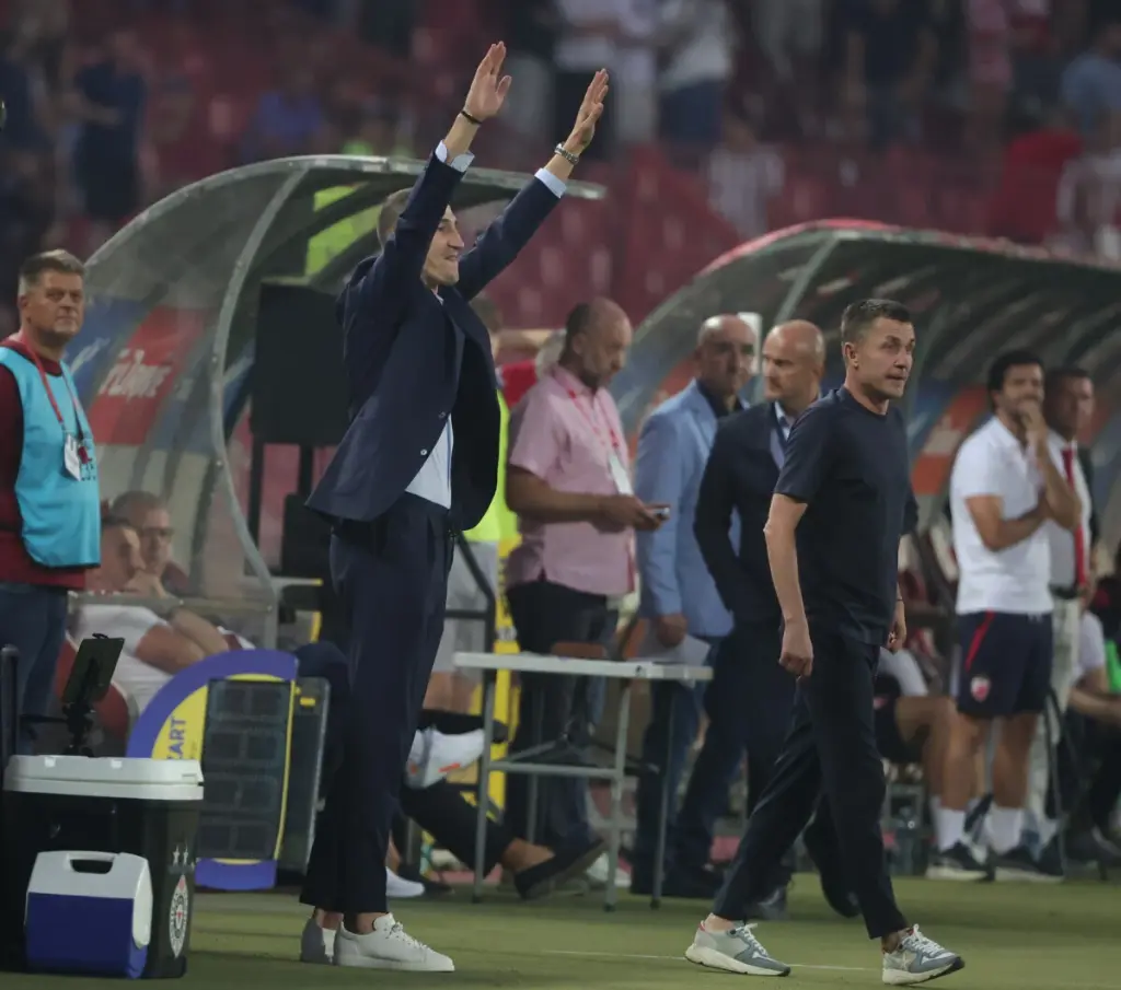 Treneri pored terena tokom derbija 6. septembra, pre Zvezdinog gostovanja IMT-u.