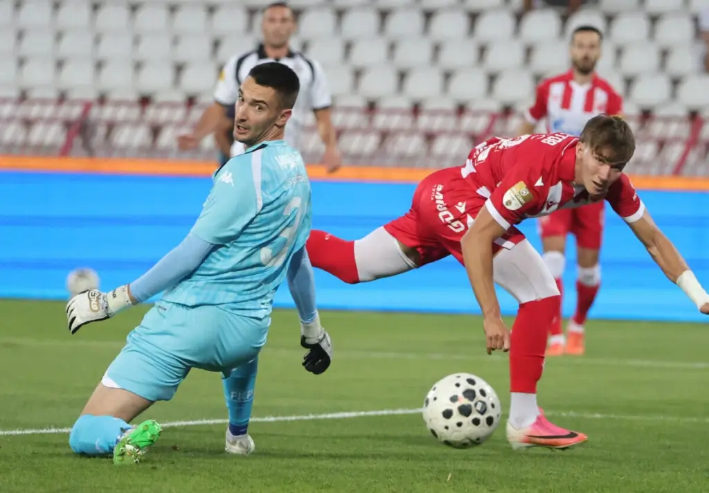Detalj pred Partizanovim golom u derbiju. Fotografija ne zamenjuje ceo video-snimak koji se koristi za analizu sporne situacije.