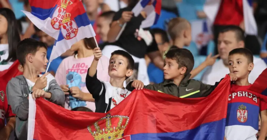 Mladi navijači Srbije na tribinama. Fotografija FSS-a uz poziv organizovanim grupama dece.