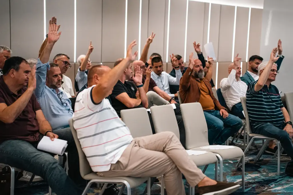 Članovi glasaju tokom sednice Skupštine.