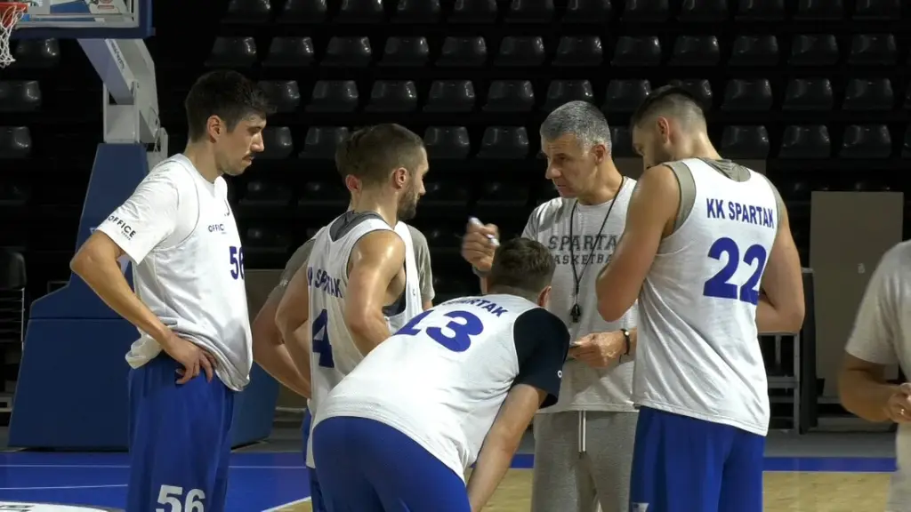 Igrači i stručni štab Spartaka na pripremnom treningu u Subotici. Fotografija iz priloga RTV-a od 8. septembra.