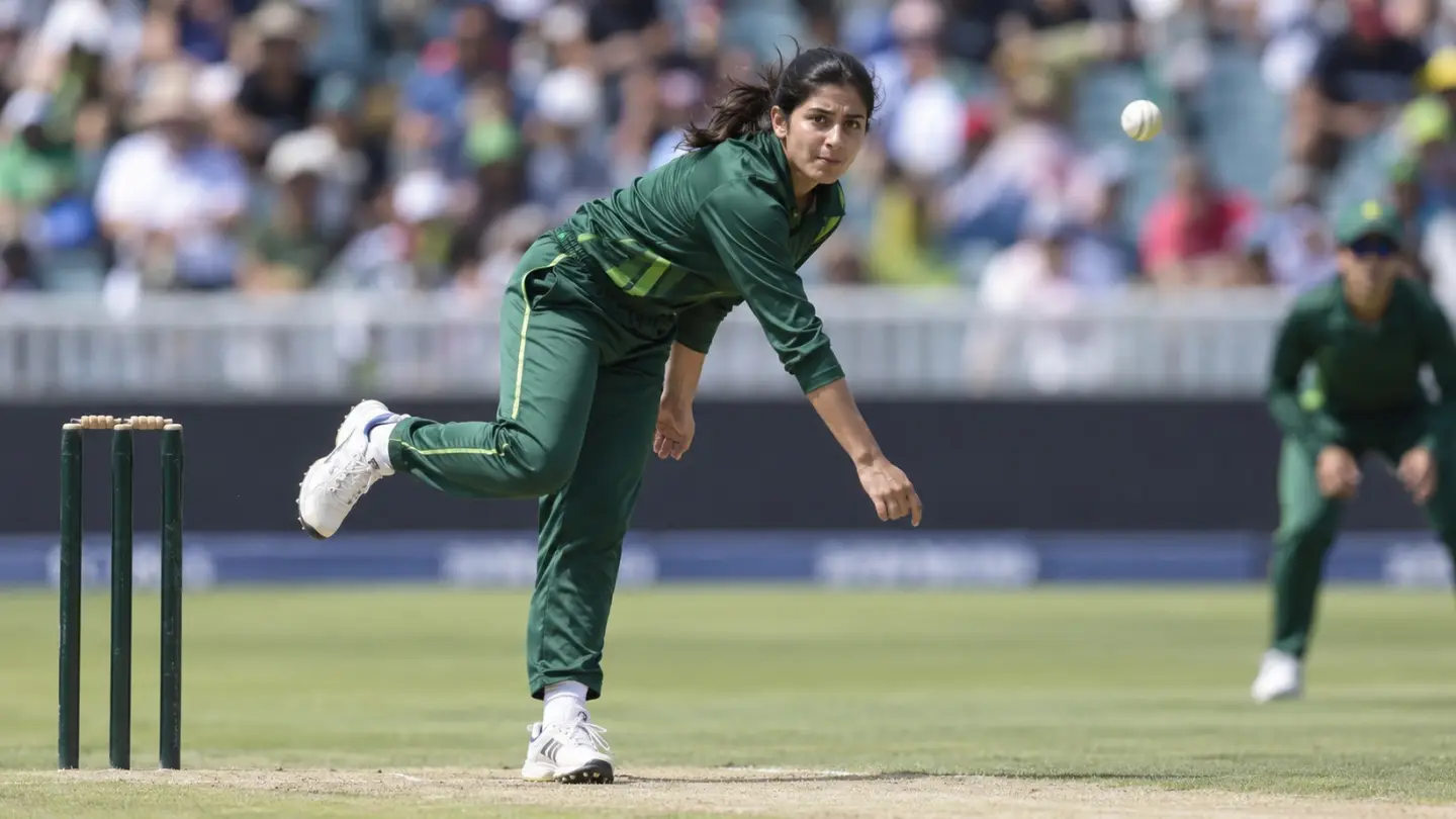 Kainat Imtijaz izvodi brzo bacanje za Pakistan