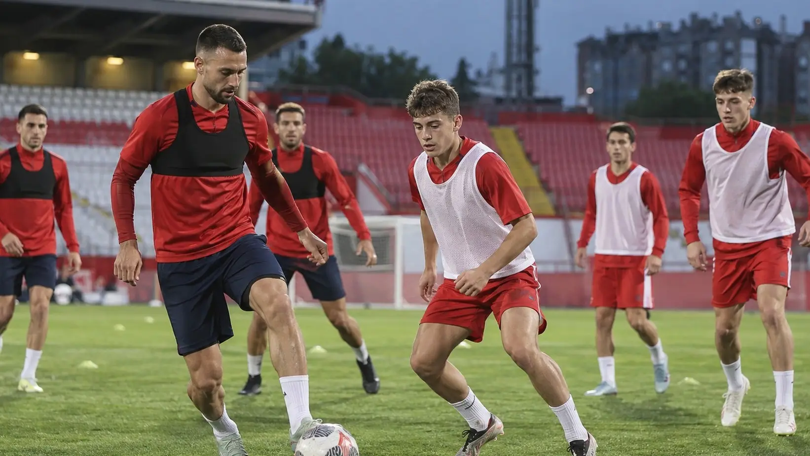 Mladi fudbaleri na treningu domaćeg kluba
