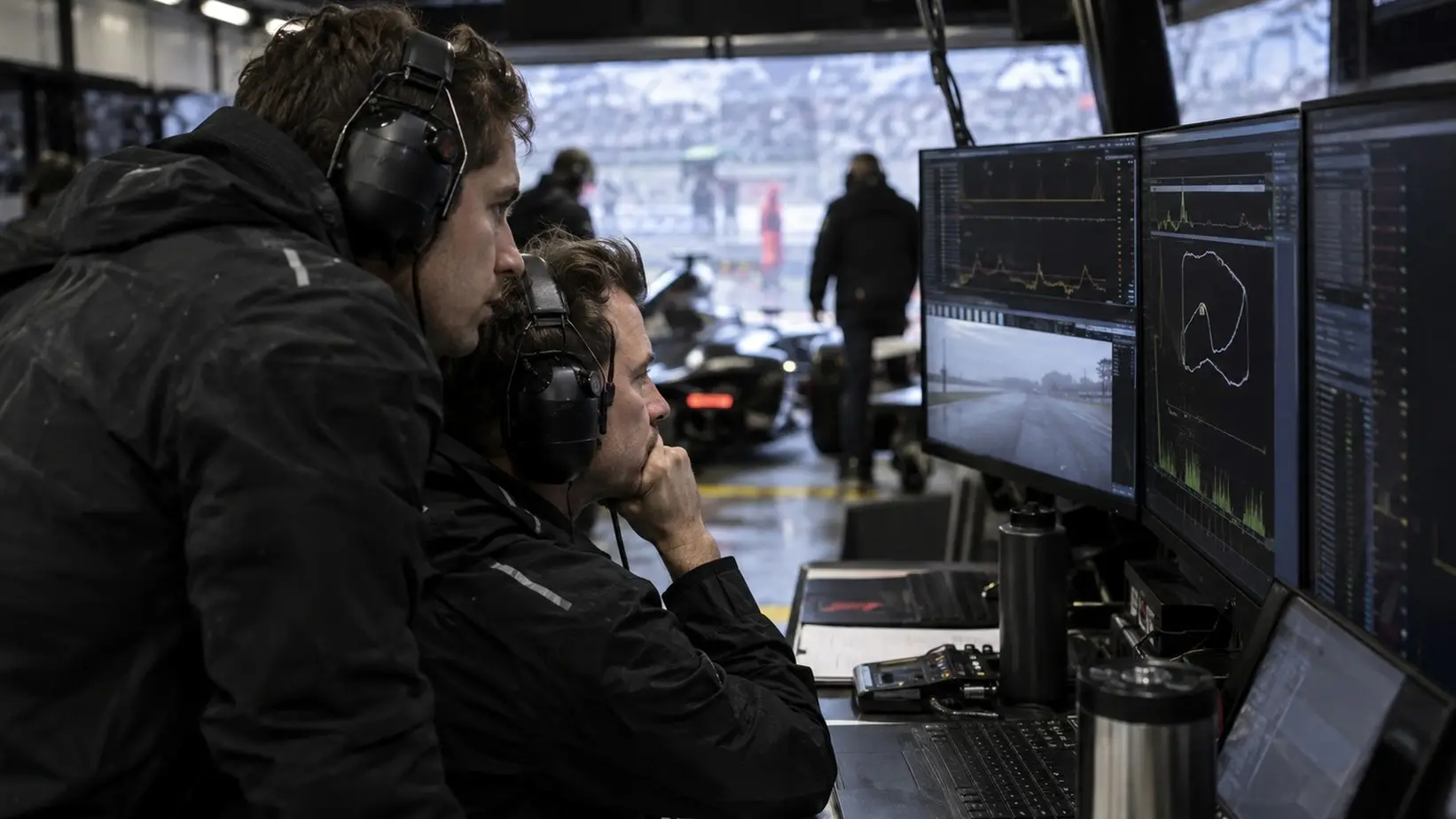 Inženjer prati podatke tokom treninga Formule 1