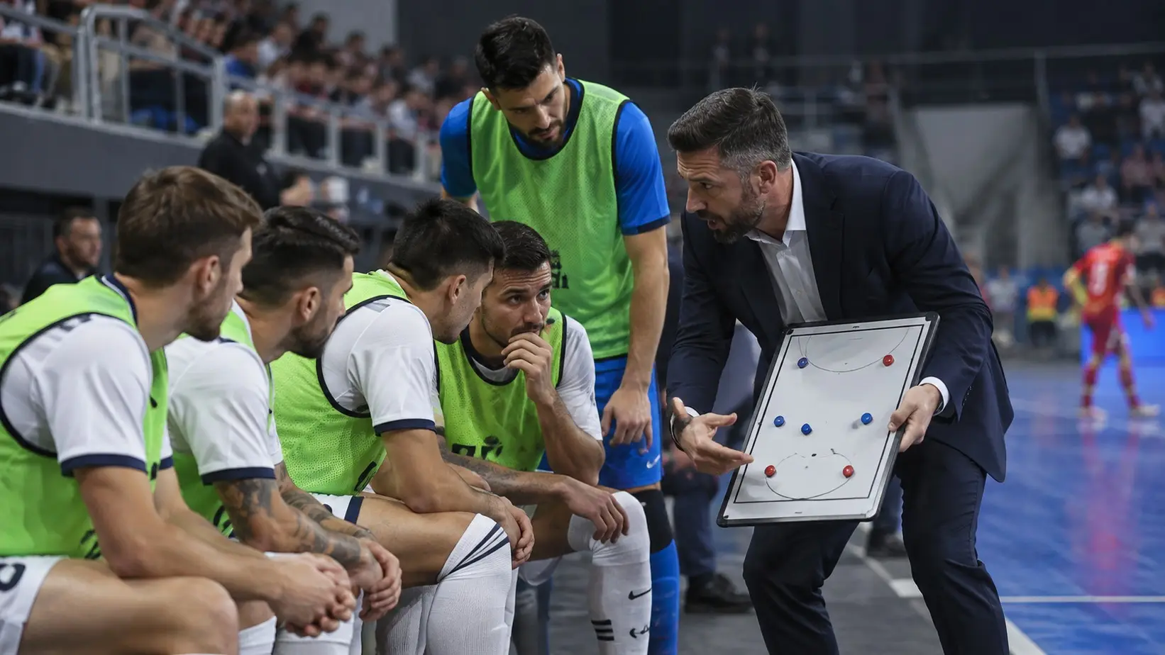 Trener objašnjava taktičku promenu futsal ekipi