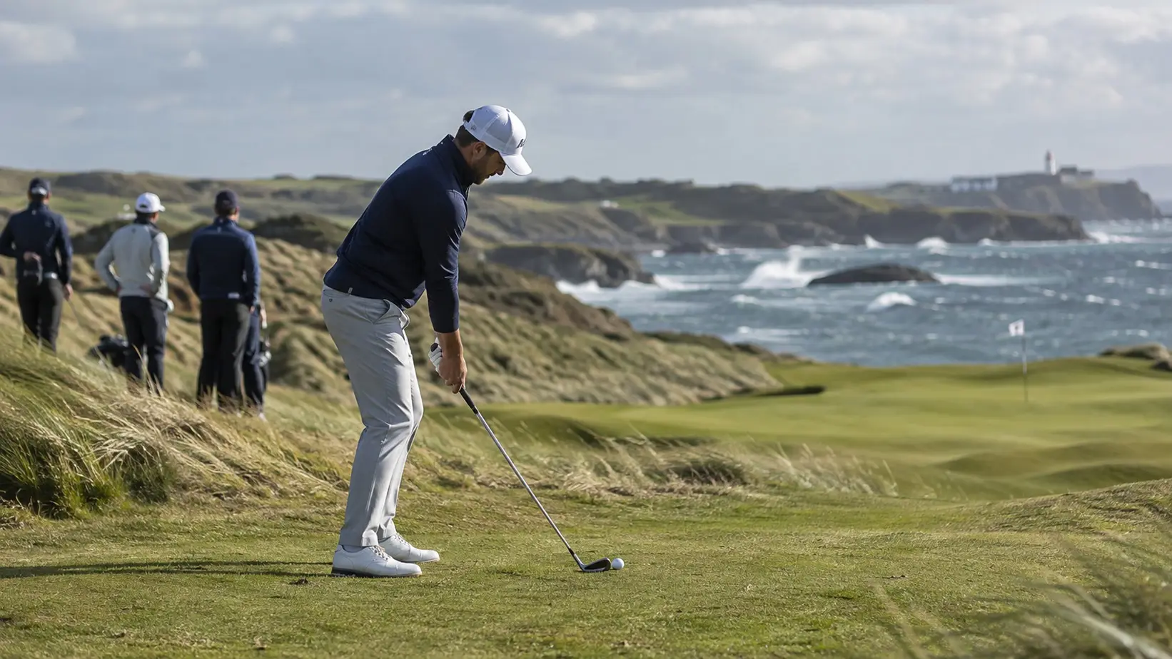 Golfer bira udarac na vetrovitom Turnberiju