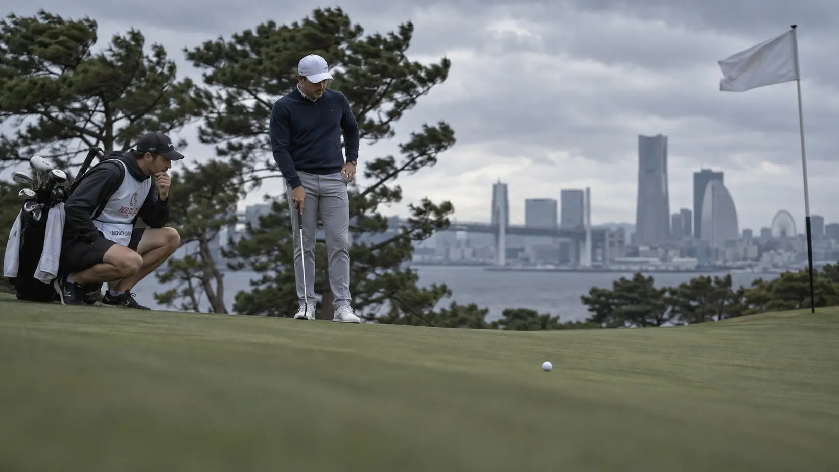 Golfer i kedi procenjuju vetar na grinu