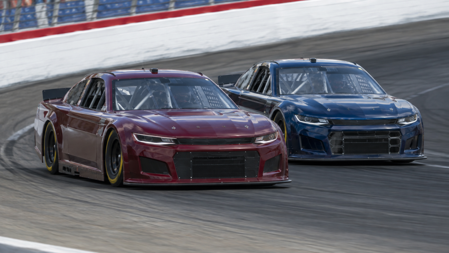 Ilustracija NASCAR trka: dva zatvorena trkačka automobila prolaze kroz krivinu.