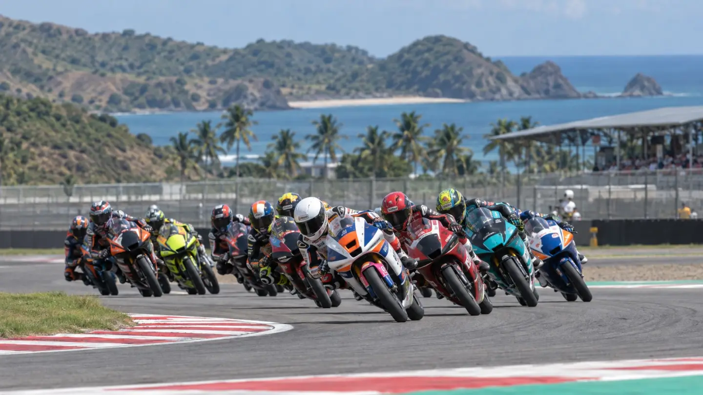 Moto3 grupa na stazi u Indoneziji