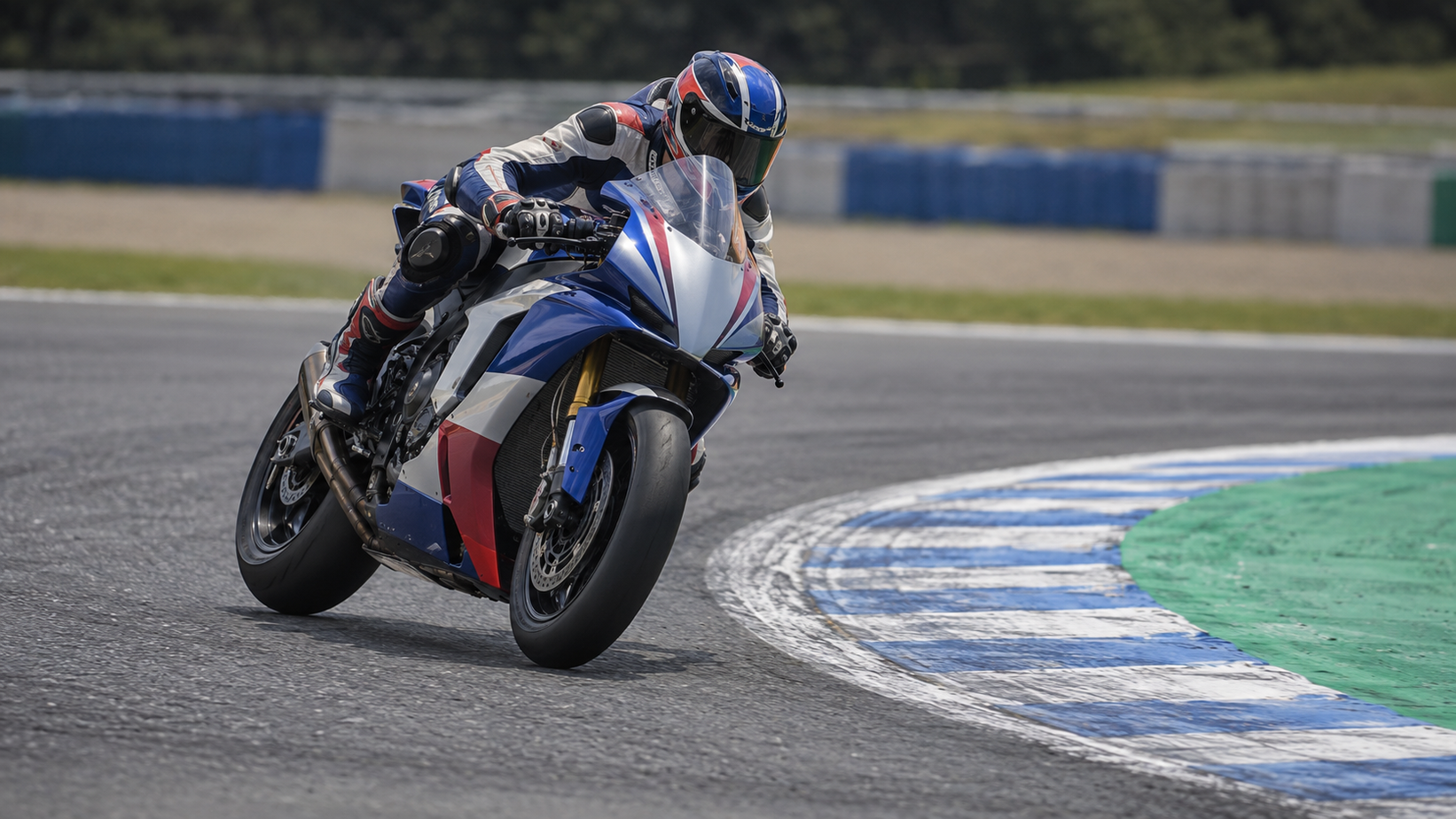 MotoGP motociklista koči pred krivinu na Motegiju
