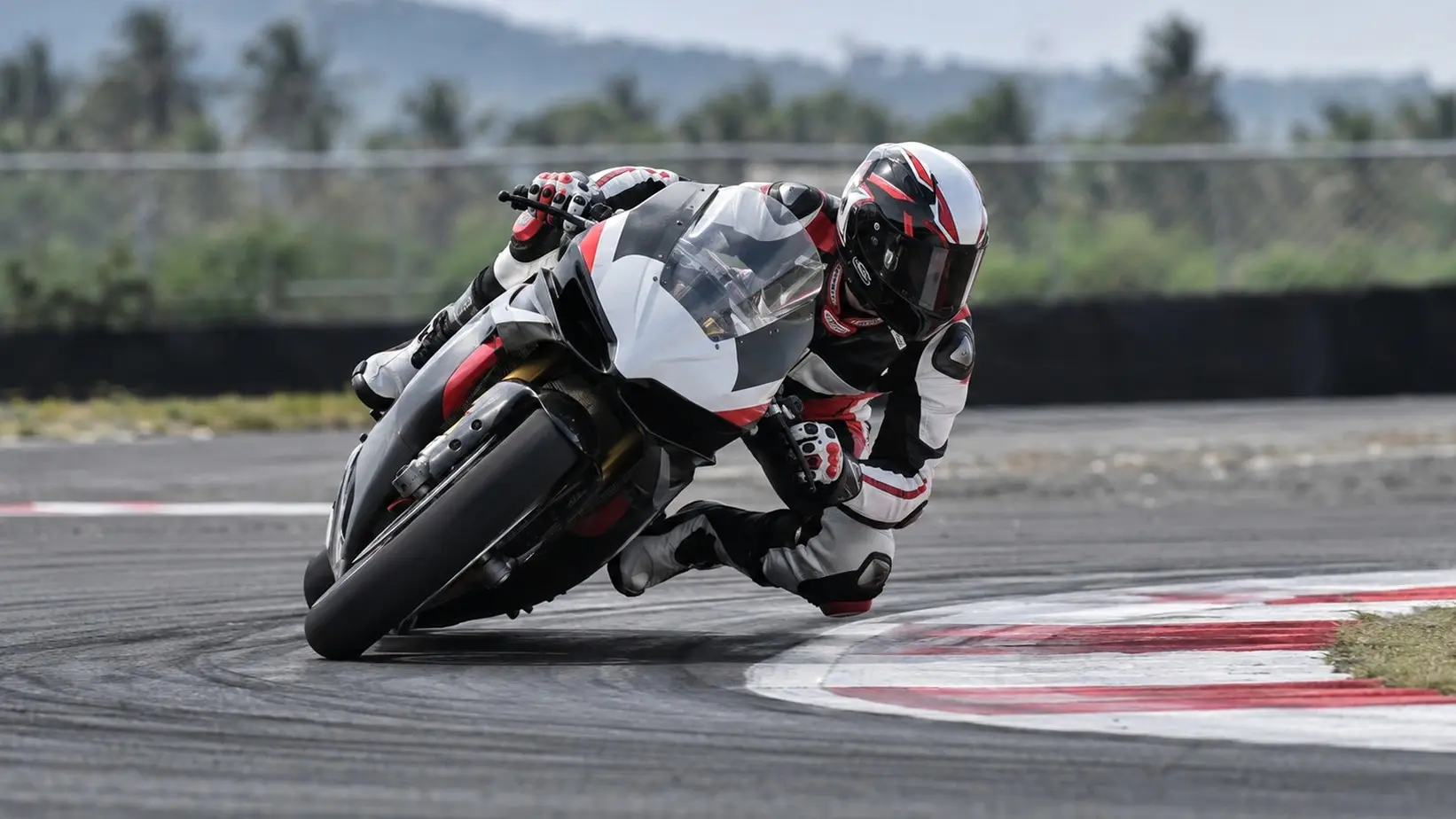MotoGP vozač prolazi kroz brzu krivinu
