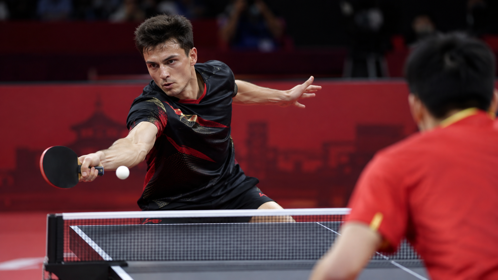 Nosilac napada forhendom na stonoteniskom turniru u Pekingu