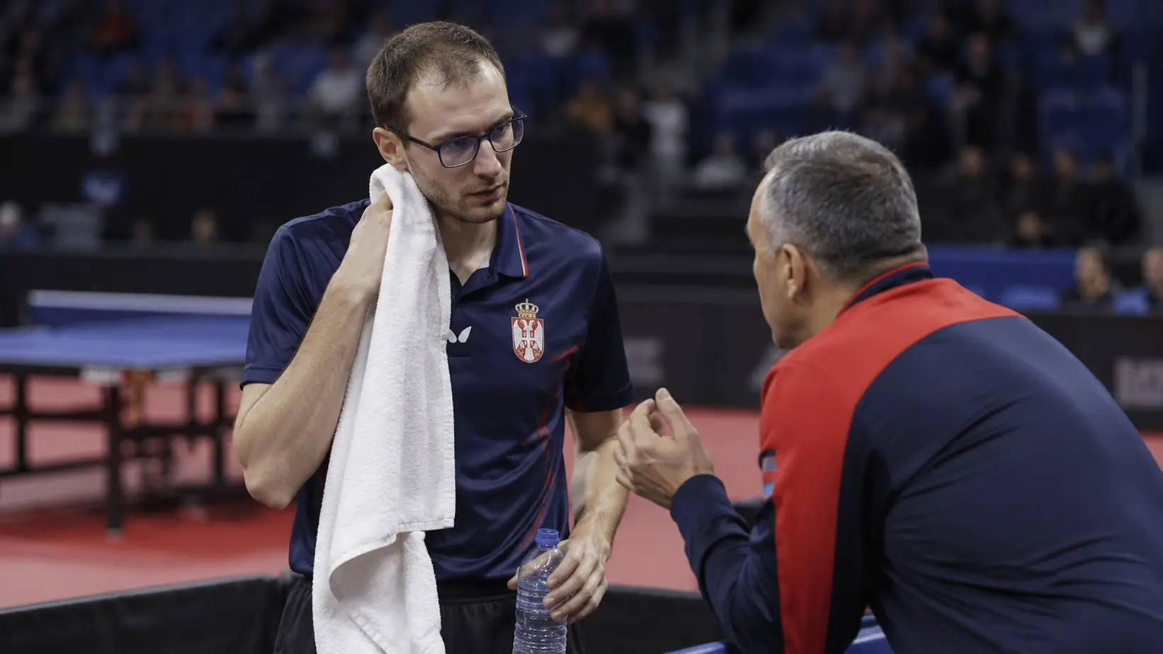 Dimitrije Levajac razgovara sa trenerom između setova