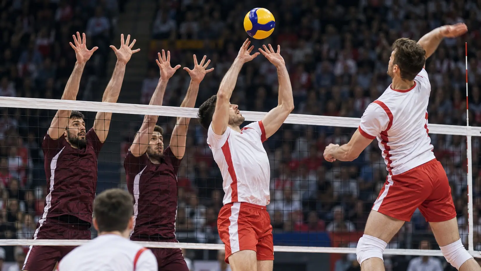 Odbojkaški napad prolazi pored dvostrukog bloka